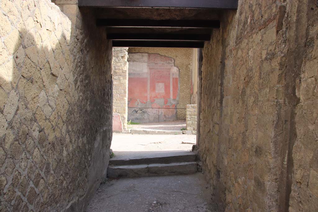 V.35 Herculaneum, September 2017. Looking north along entrance corridor 13 towards the triclinium 1. Photo courtesy of Klaus Heese.